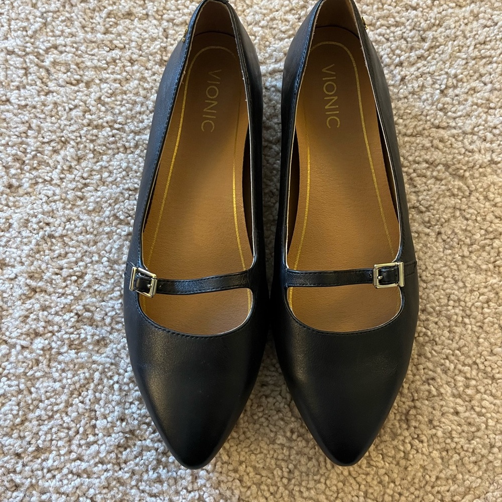 Vionic Pointed Flats with Strap